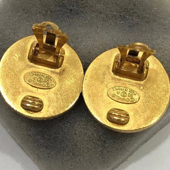 CHANEL CC Logos Black Round Clip-On Earrings Gold Tone 93A Auth D-d116 - Picture 6 of 7